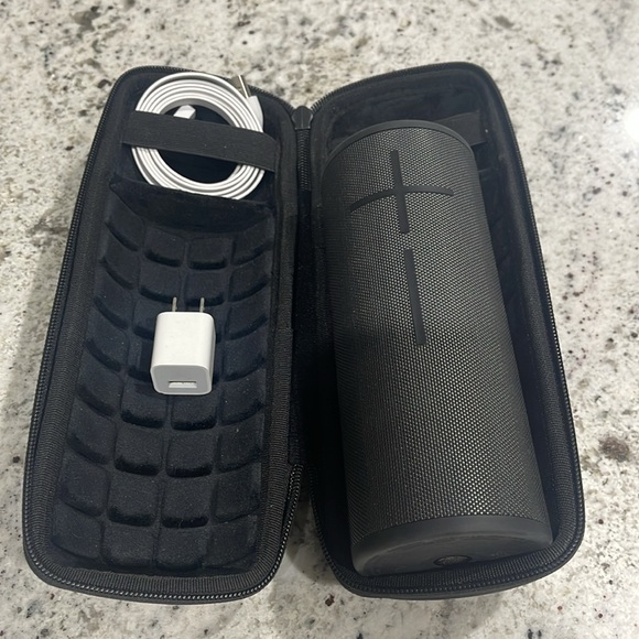 Ultimate ears boom (small) generation 3. With case and charger - Picture 2 of 5